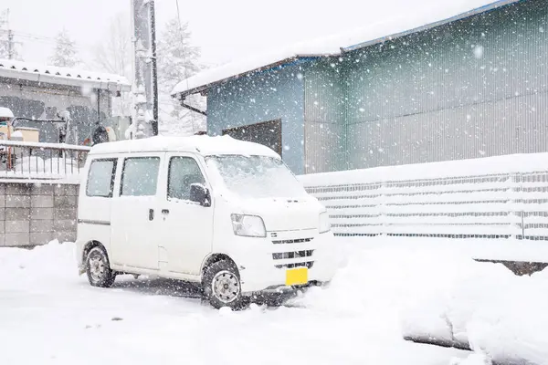 Nieve blanca fresca cayendo en el camino de cubierta del parque público y el coche en la temporada de invierno en Kawaguchiko, Japón. — Foto de Stock