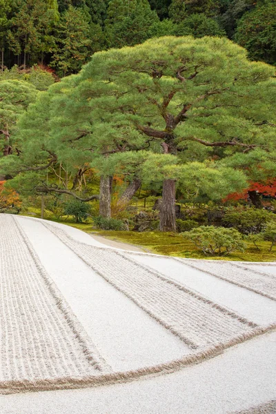 Ιαπωνικά πέτρα zen κήπο Διαλογισμός στην άμμο γραμμές για χαλάρωση — Φωτογραφία Αρχείου