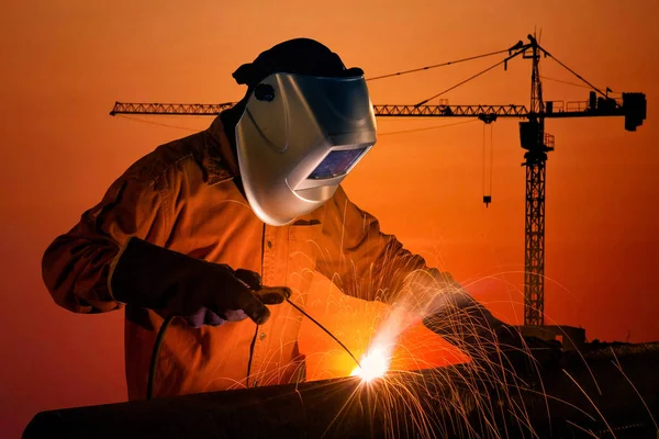 Welding worker welding steel structure with construction crane — Stock Photo, Image