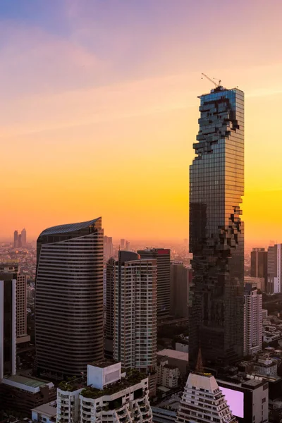 Vista de la ciudad de Bangkok moderno edificio de negocios de oficinas en la zona de negocios en Bangkok, Tailandia . — Foto de Stock