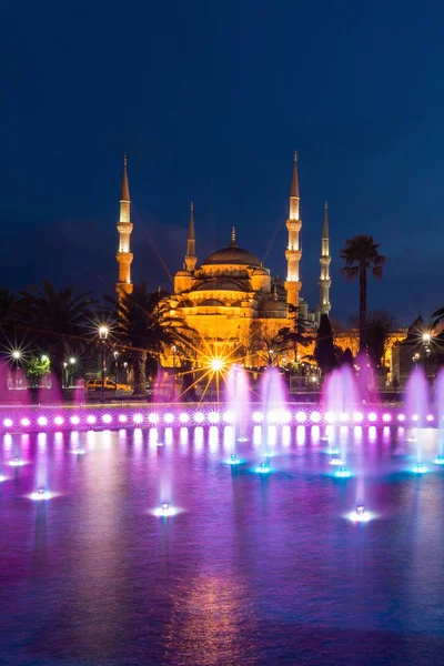 A Mesquita Azul na praça Sultanahmet à noite, Istambul, Turquia — Fotografia de Stock