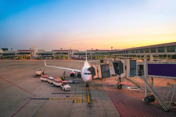 Servizio di rampa aeroportuale per un aereo commerciale atterraggio all'aeroporto internazionale di Suvarnabhumi a Bangkok, Thailandia — Foto Stock