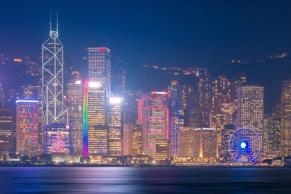 香港九龍側から夕暮れ時に香港のダウンタウンの街並みビュー. — ストック写真