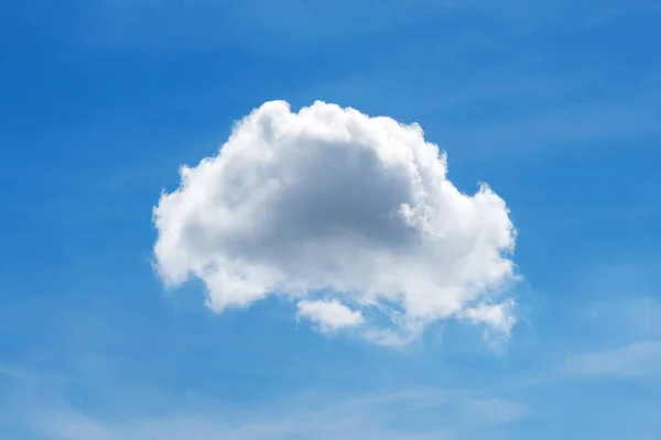 Single nature white cloud on blue sky background in daytime — Stock Photo, Image