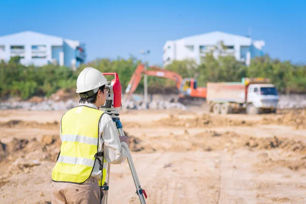 Engenheiro de construção asiático verificando canteiro de obras para novo projeto de infraestrutura . — Fotografia de Stock