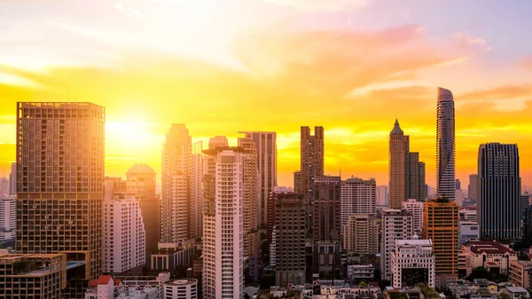 Bangkok günbatımı sırasında iş bölgesinde kentsel kat mülkiyeti görünümü — Stok fotoğraf