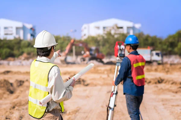 Byggnadsingenjör med förman arbetstagare kontrollera byggarbetsplats för ny infrastruktur byggprojekt. — Stockfoto