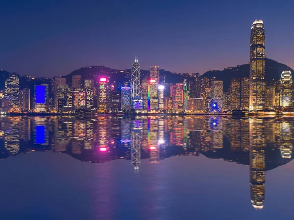 Hong kong centre-ville la célèbre vue sur le paysage urbain de Hong Kong skyline du côté de Kowloon — Photo