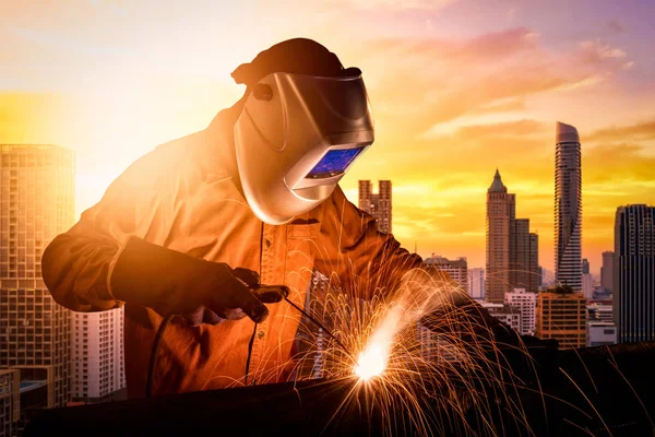 Estrutura de aço de soldagem industrial para projeto de construção de infraestrutura — Fotografia de Stock