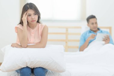 Tartışmayı ve kavga genç Asyalı çift sevgilisi