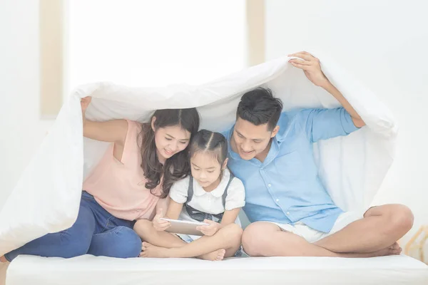 A hálószobában, ázsiai apa és anya lánya gyermeke tanulás otthon tanítás boldog család. — Stock Fotó