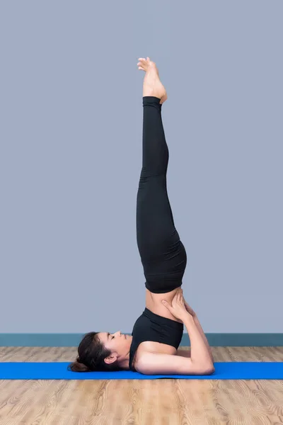 Mujer sana practicando yoga en el gimnasio deportivo —  Fotos de Stock
