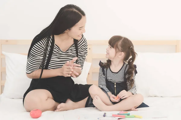 Feliz família amorosa, asiática jovem mãe brincando com sua filha — Fotografia de Stock