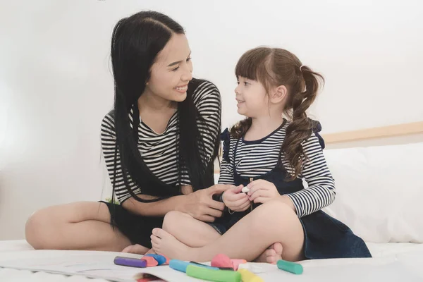 Boldog, szerető család, ázsiai fiatal anya, játszik lányával, gyerek szoba. — Stock Fotó