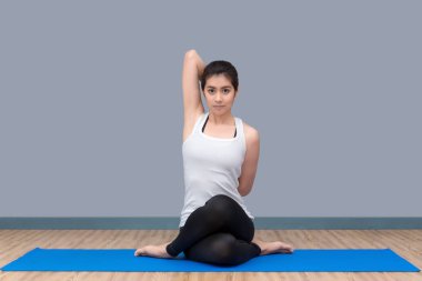 Asyalı kadın pratik yoga teşkil spor salonunda