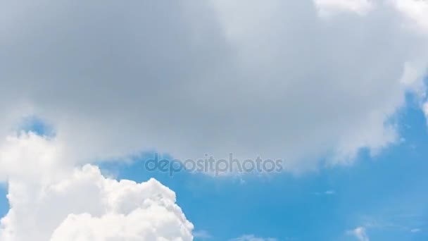 Timelapse de nubes en movimiento y cielo azul en verano con sol durante el día — Vídeos de Stock