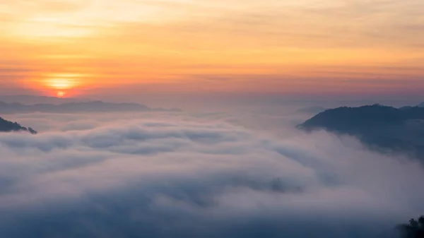 Панорама перегляд дивовижні туману, переміщення через гори природи при сходом сонця в районі гори в Таїланді. — стокове фото