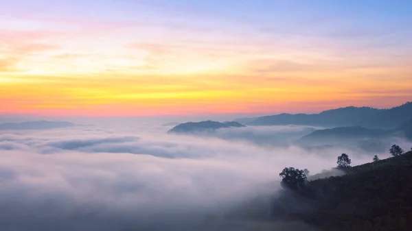 Panorama vista da névoa incrível movendo-se sobre as montanhas da natureza durante o nascer do sol na área das montanhas na Tailândia . — Fotografia de Stock