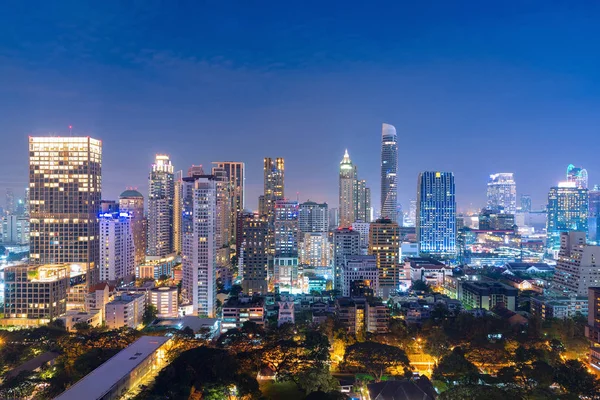 Stadsgezicht weergave van moderne kantoor bedrijf gebouw in business zone in Bangkok, Thailand. — Stockfoto