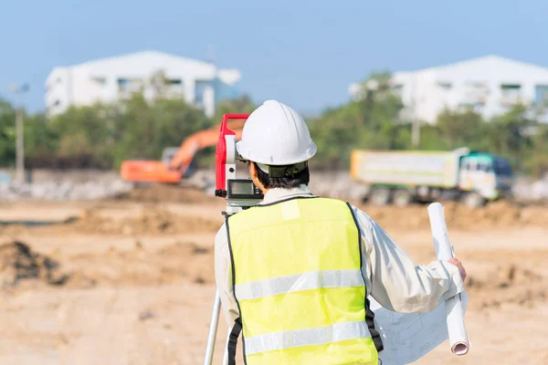 Asiatiska byggnadsingenjör kontrollera byggarbetsplats för nya infrastrukturprojekt — Stockfoto