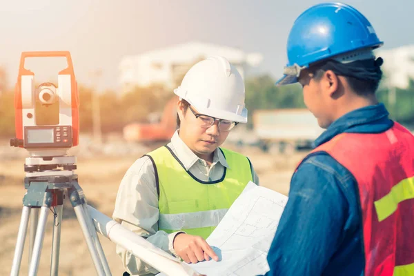 Byggnadsingenjör med förman arbetstagare kontrollera konstruktion ritning — Stockfoto
