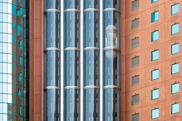 Modernos ascensores o ascensores de cristal en un nuevo centro de negocios — Foto de Stock