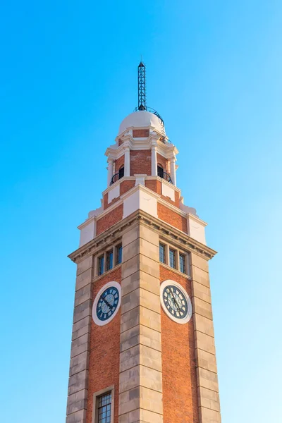 Klassiska klocktornet med klar himmel i Tsim Sha Tsui, Kowloon, Hong Kong — Stockfoto