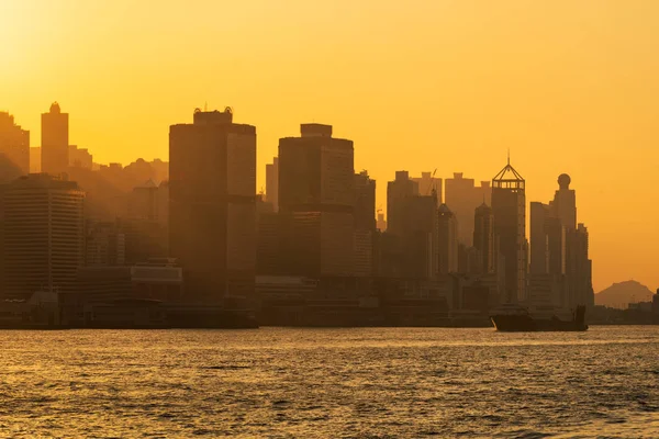 高層建物夕暮れと香港物流港 — ストック写真