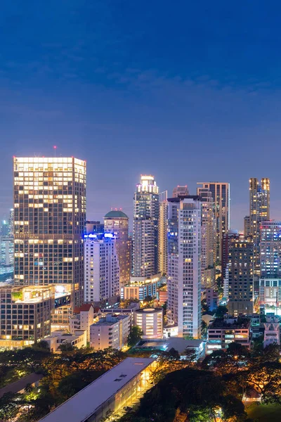 Vista cityscape do edifício de negócios moderno do escritório na zona de negócio em Bangkok, Tailândia . — Fotografia de Stock