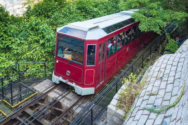 在 12 日维多利亚山顶缆车的游客在香港辨护理由山顶缆车 02,2017 是唯一能真正体验香港的自然奇观的美丽. — 图库照片