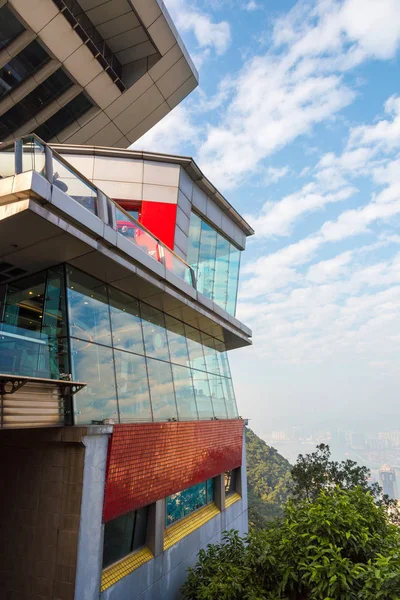 The Peak Tower en Hong Kong. La Torre del Pico es uno de los lugares más atractivos para los turistas que visitan Hong Kong . — Foto de Stock