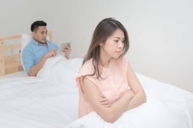 Tartışmayı ve birbirleri ile kavga genç Asyalı çift sevgilisi.