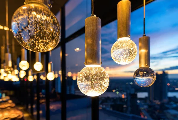 Interior de luxo de lustre fundo padrão de luz no edifício moderno — Fotografia de Stock