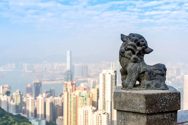 中国狮子座雕像在维多利亚峰著名的观点和旅游胜地，香港. — 图库照片