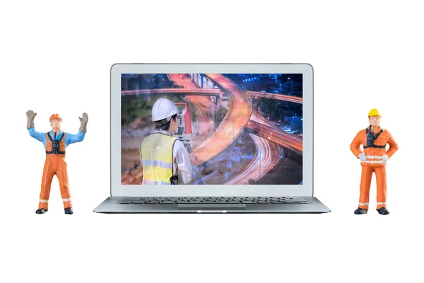 Умный портативный компьютер показывает концепцию строительной отрасли на экране, а миниатюрные инженеры стоят рядом с ноутбуком . — стоковое фото