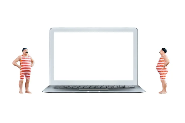 Έξυπνη φορητό υπολογιστή με λευκές κενές οθόνες και μινιατούρα εργαζόμενος άνθρωποι στέκονται δίπλα του φορητού υπολογιστή — Φωτογραφία Αρχείου