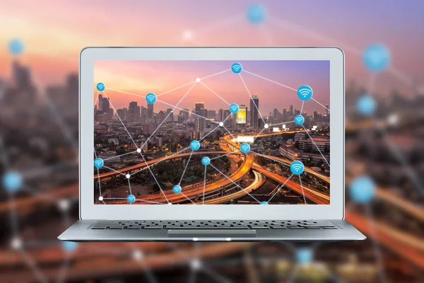 Laptop pintar dengan kota pintar dan koneksi wifi link untuk teknologi cerdas dari hal-hal di layar . — Stok Foto
