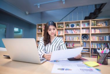 Büyük veri analizi ile ortak çalışma ofisinde çalışan genç iş girişimci.