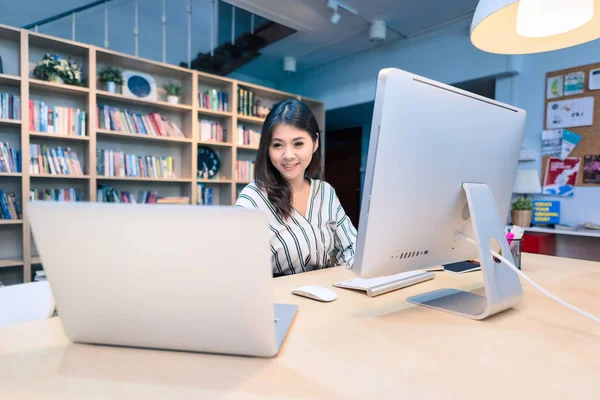 Joven empresario empresarial que trabaja en el ordenador inteligente en la oficina de co-workspace . —  Fotos de Stock