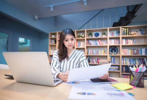 Büyük veri analizi ile ortak çalışma ofisinde çalışan genç iş girişimci.