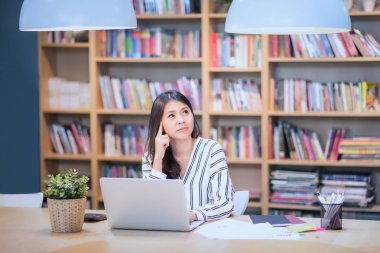 Yeni fikirler için düşünürken akıllı bilgisayar Co çalışma alanı ofiste çalışan genç iş serbest meslek