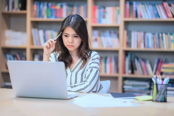 Yeni fikirler için düşünürken akıllı bilgisayar üzerinde çalışan genç iş serbest meslek