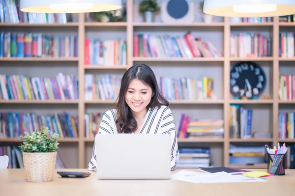 Mladí hosté freelancer s úsměvem při konverzaci s její marketingový tým Co pracovní prostor v kanceláři — Stock fotografie