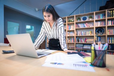 Çalışma evde akıllı bilgisayar üzerinde büyük veri analizi ile office genç Asya iş girişimci.