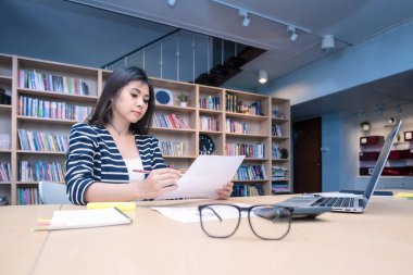 Büyük veri analizi ile evde çalışma office genç Asya iş girişimci