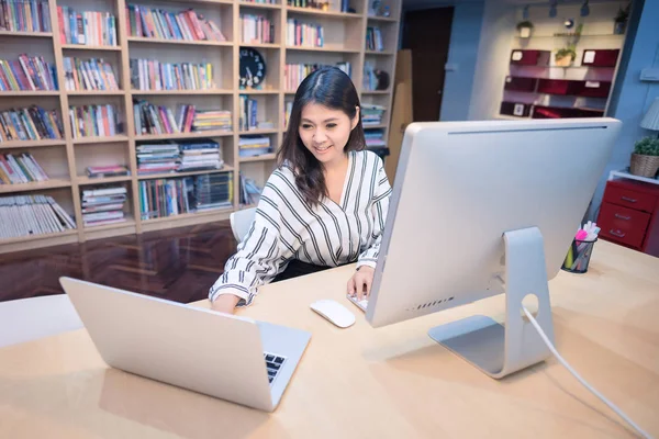 Co alan çalışma ofisinde akıllı bilgisayar üzerinde çalışan genç Asya iş serbest meslek