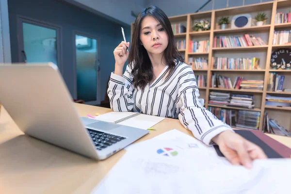 Büyük veri analizi ile evde çalışma office genç iş girişimci.