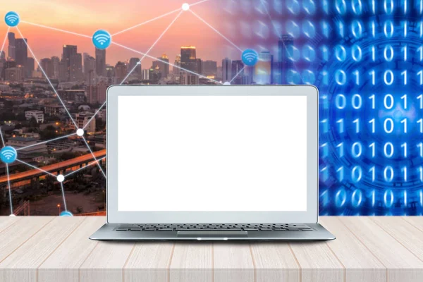 Smarta moderna laptop med vit blank skärm på träbord med smart stad bakgrund — Stockfoto