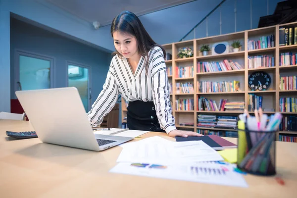 Çalışma evde akıllı bilgisayar üzerinde büyük veri analizi ile office genç Asya iş girişimci.