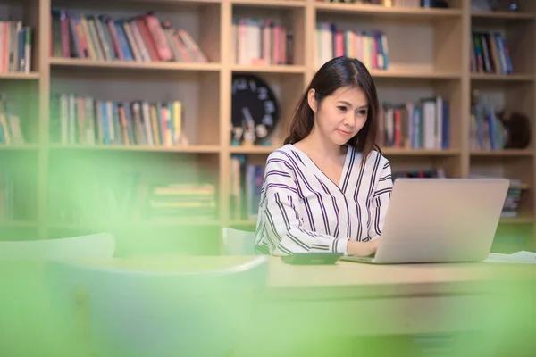 Jonge Aziatische zakelijke ondernemer werkt met grote data-analyse op slimme computer — Stockfoto